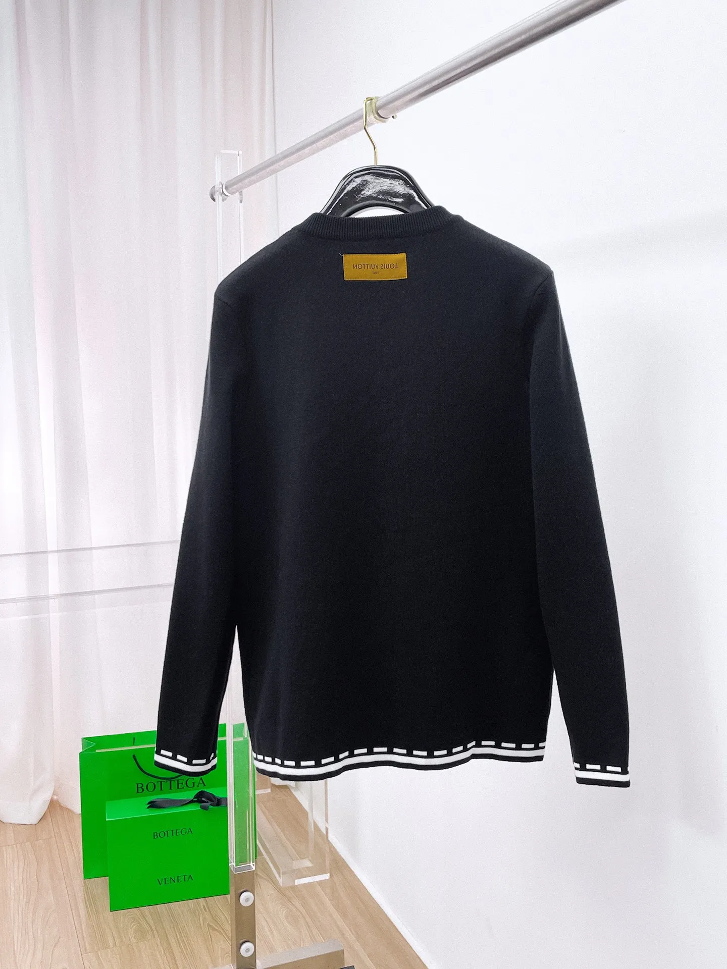 🅿️440 LV 2025ss new wool blended round neck long sleeve sweater cardigan bottoming shirt, high-end version! The custom-made fabrics at the counter are highly breathable and comfortable, with impeccable details and brand element design concepts, reflecting high quality. It feels delicate and soft! It presents a casual cut and the upper body shape is great! 🐉Code size: M-3XL